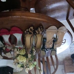 Selling 6 pairs of shoes and 1 pair boots for $5.00